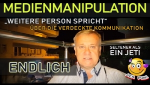 Eine weitere Person spricht über verdeckte Kommunikation in den Medien